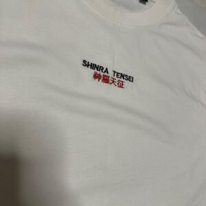 Detalle del bordado Shinra Tensei 神羅天征 en negro y rojo