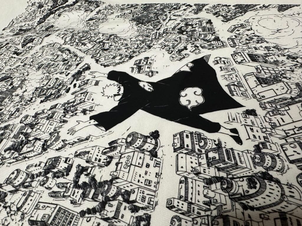 Detalle de la estampación: la figura con capa sobre la ciudad